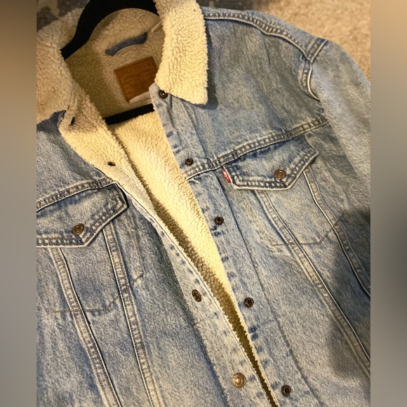 Super cute Levi’s Sherpa denim jacket - Picture 3 of 3